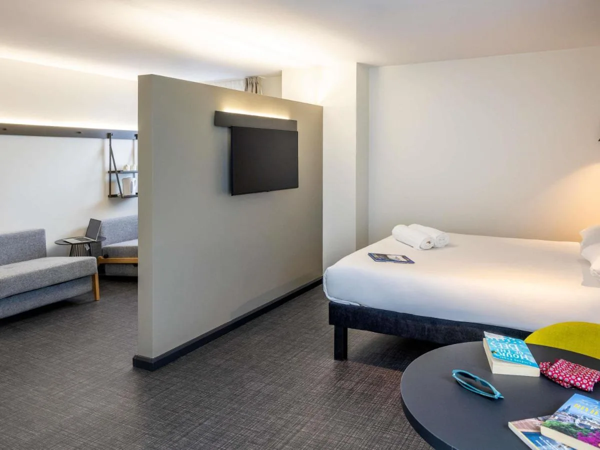 a hotel room with a bed and a tv at ibis Bristol Temple Meads in Bristol